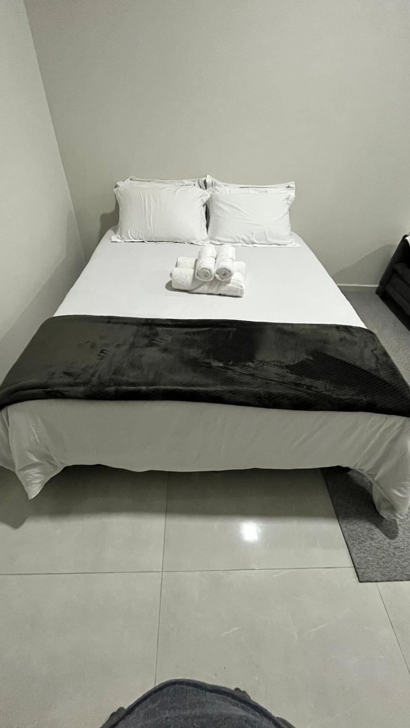Bed, towels