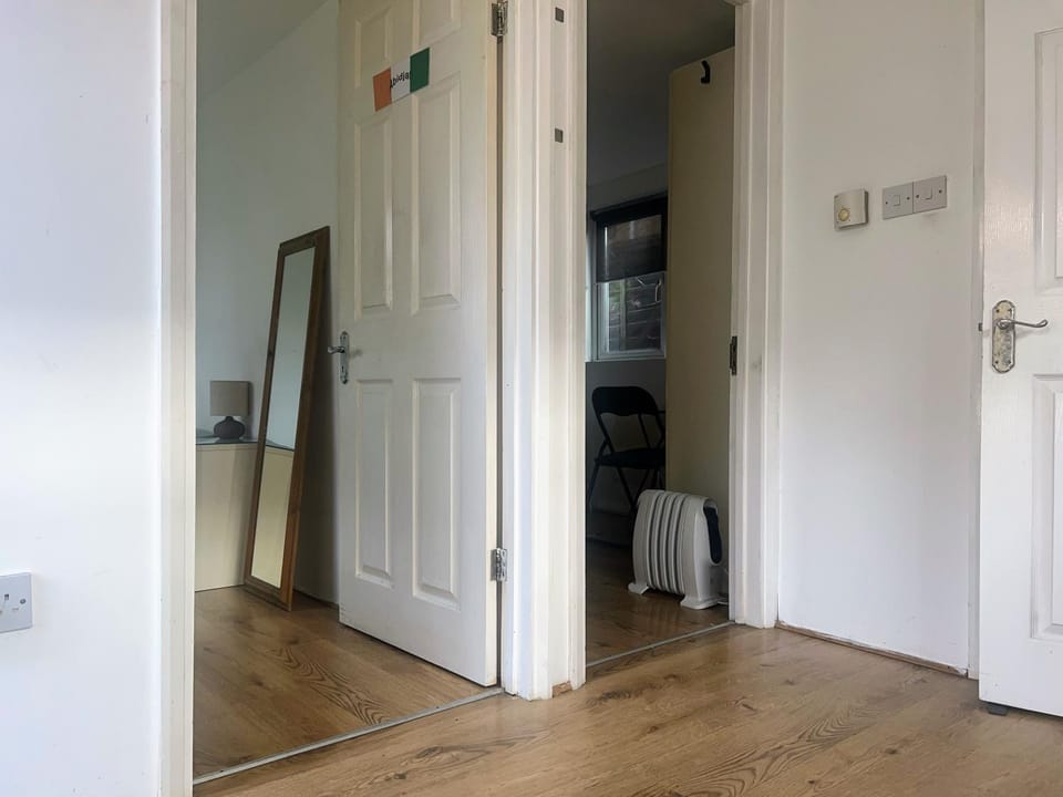 Compact single room A near Heathrow with 24 hour buses to all terminals Vacation rental in London Borough of Hounslow