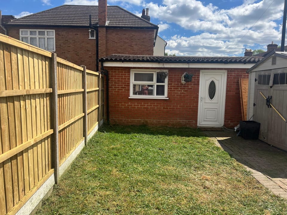 Compact single room A near Heathrow with 24 hour buses to all terminals Vacation rental in London Borough of Hounslow