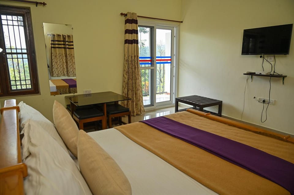 Communal lounge/ TV room, Bed, TV and multimedia, Seating area, Bedroom