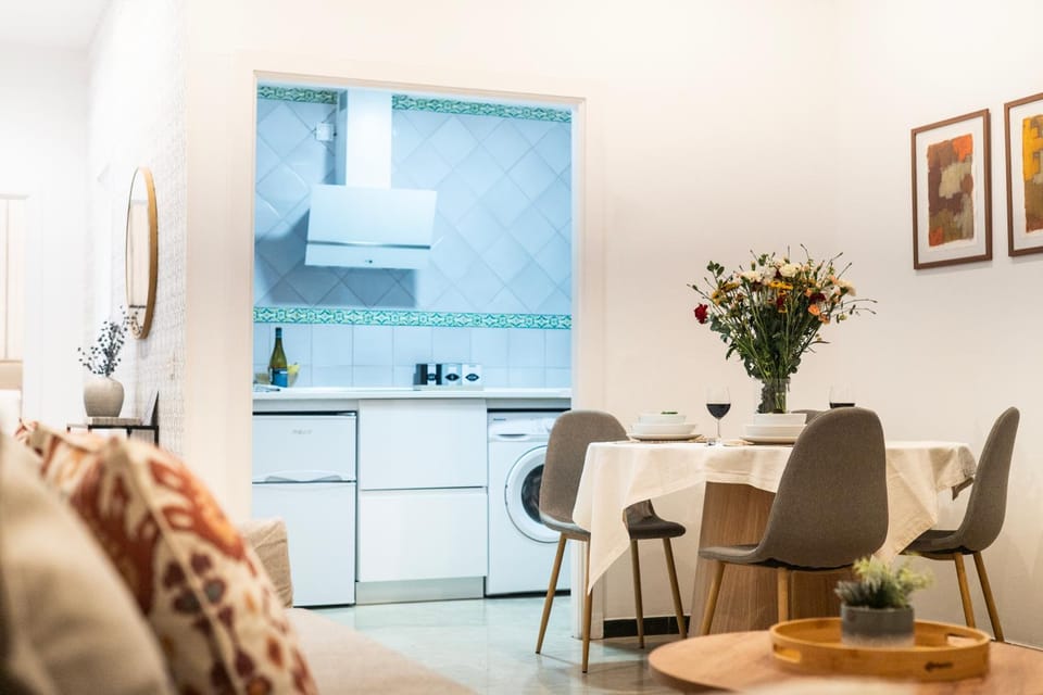 Kitchen or kitchenette, Living room, Seating area, Dining area