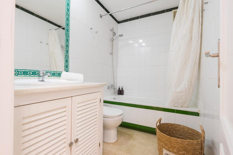 Shower, Toilet, Bathroom, Bath, towels