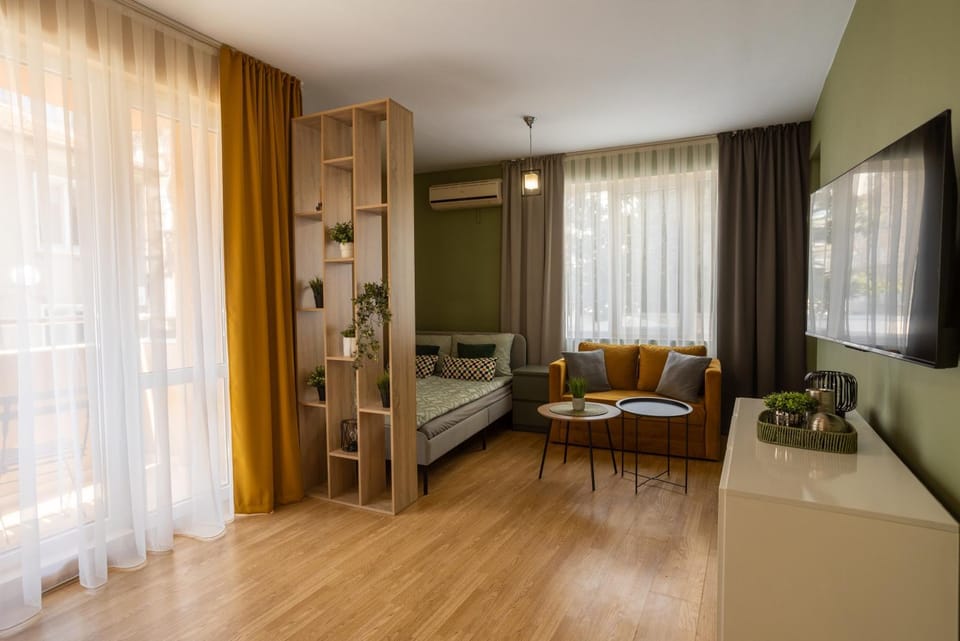 Bed, TV and multimedia, Living room, Photo of the whole room, Seating area, Bedroom