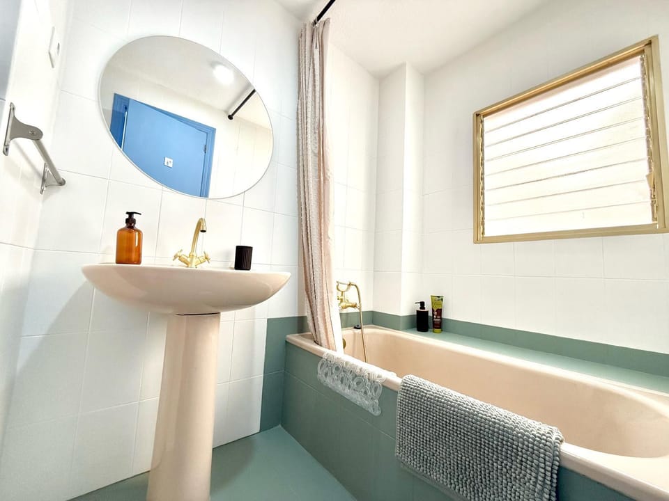 Bathroom, Bath, towels