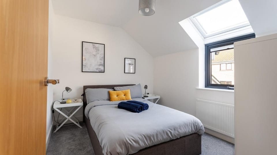 Bed, Photo of the whole room, Bedroom, towels