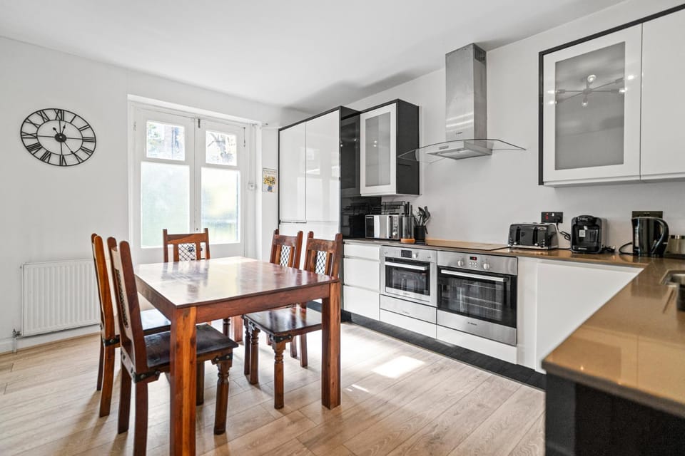 Coffee/tea facilities, Kitchen or kitchenette, Dining area, dishwasher, heating, oven, stove, toaster