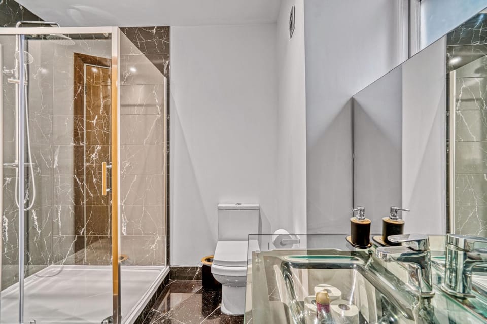 Shower, Toilet, Bathroom, towels