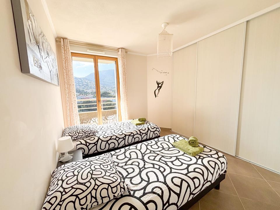 Azura - Appartement Climatisé 2 Chambres Terrasse Vue Mer avec Parking Privé Gratuit Apartment in Cavalaire-sur-Mer