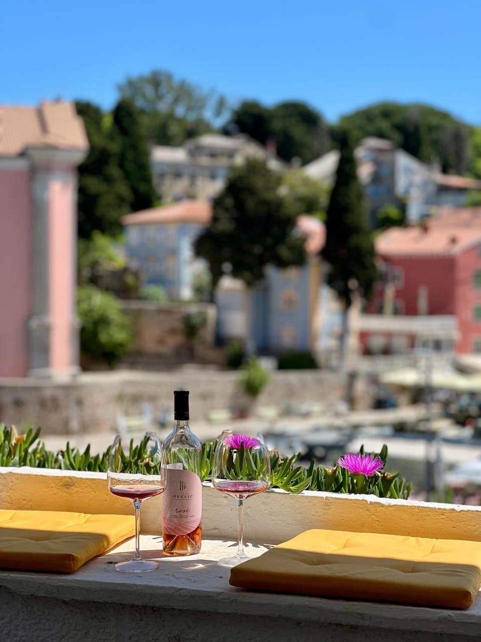 Property building, Day, Natural landscape, View (from property/room), Balcony/Terrace, City view, Drinks, Alcoholic drinks