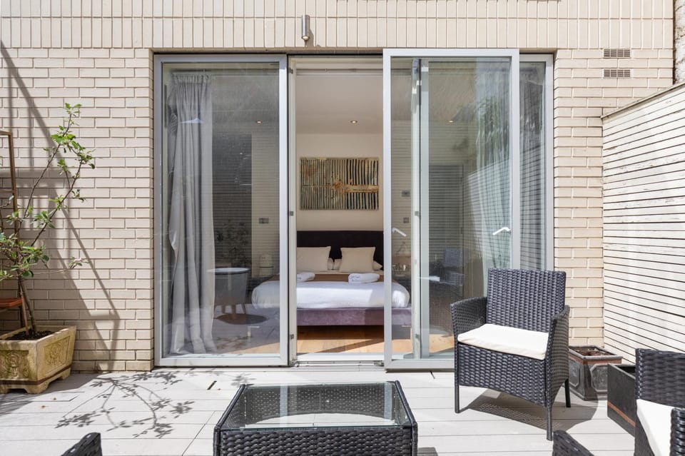 Property building, Bed, Day, View (from property/room), Seating area, Bedroom