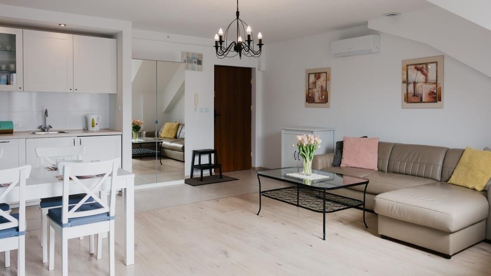 Kitchen or kitchenette, Living room, Seating area, Dining area