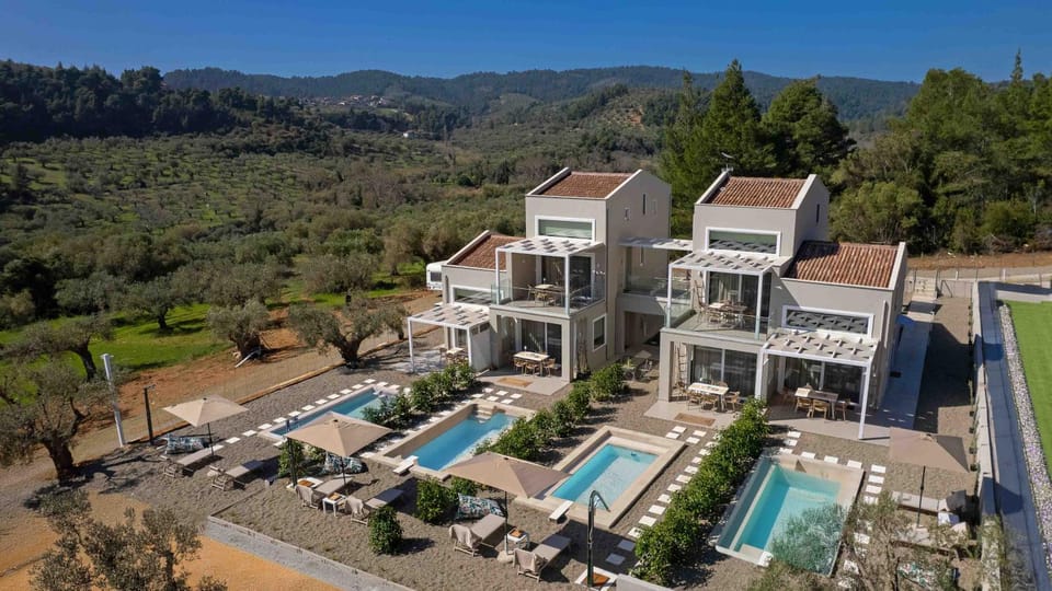 Property building, Day, Natural landscape, Bird's eye view, Mountain view, Pool view, Swimming pool, sunbed