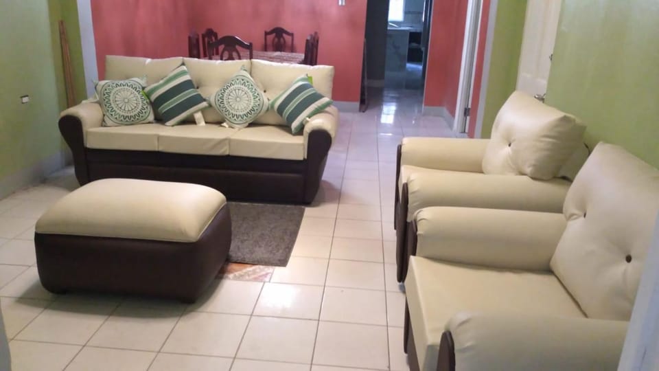 Restaurant/places to eat, Living room