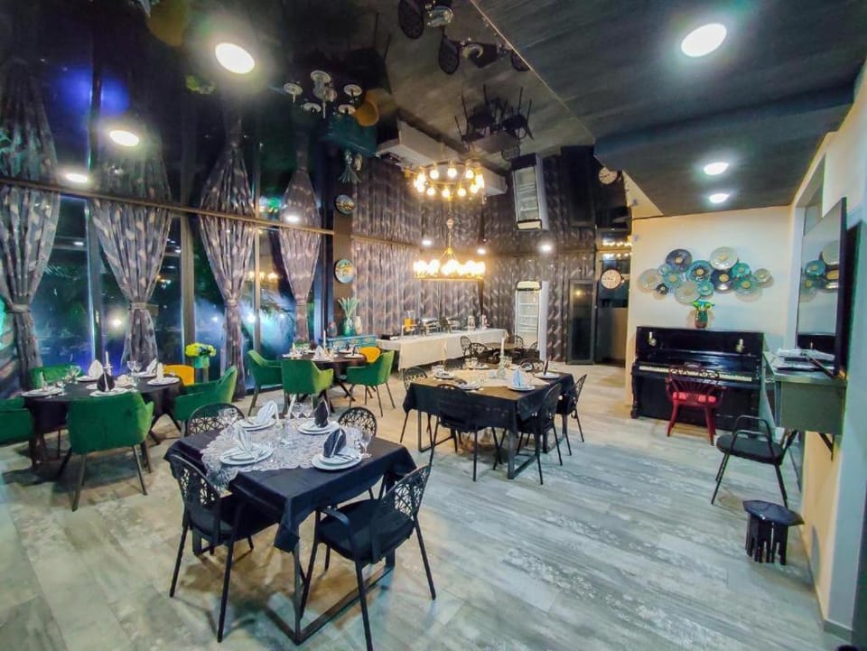Restaurant/places to eat, Living room, Lounge or bar, Seating area