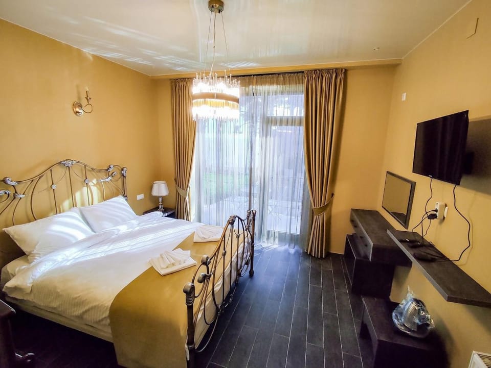 Communal lounge/ TV room, Bed, Photo of the whole room, Bedroom