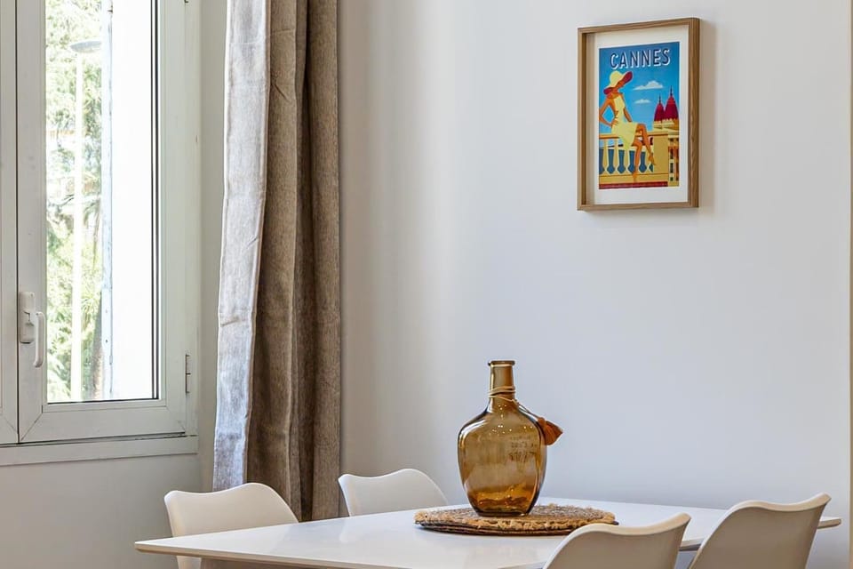 Decorative detail, Seating area, Dining area