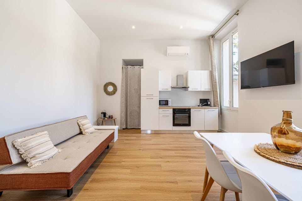 TV and multimedia, Kitchen or kitchenette, Living room, Photo of the whole room, Seating area, Dining area