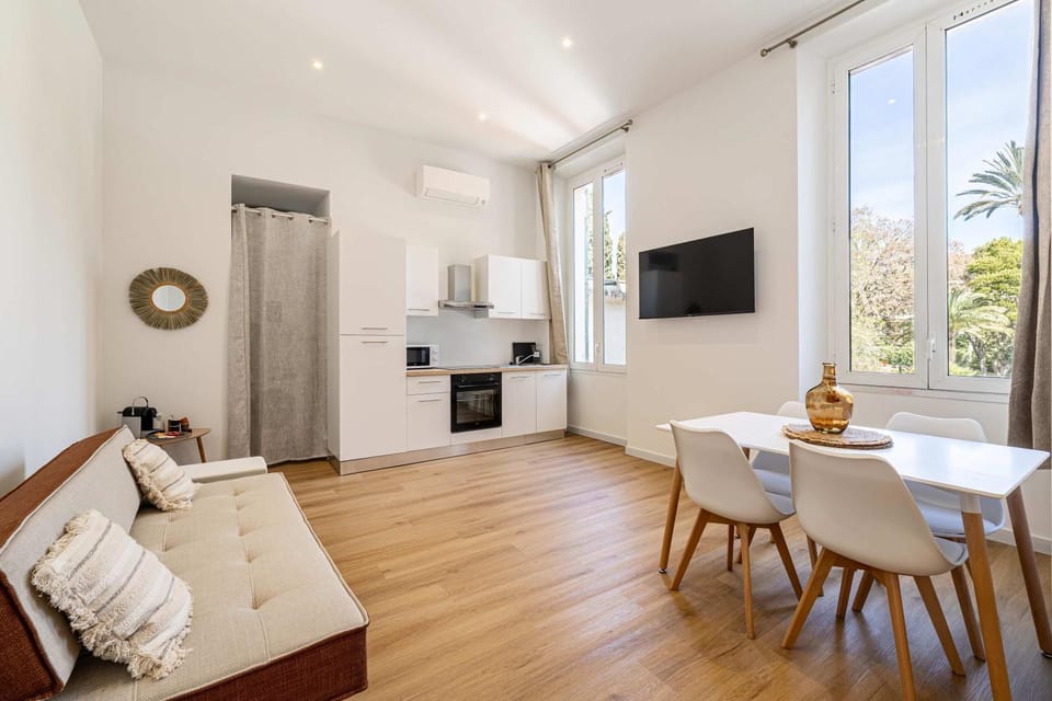 TV and multimedia, Kitchen or kitchenette, Living room, Photo of the whole room, Seating area, Dining area