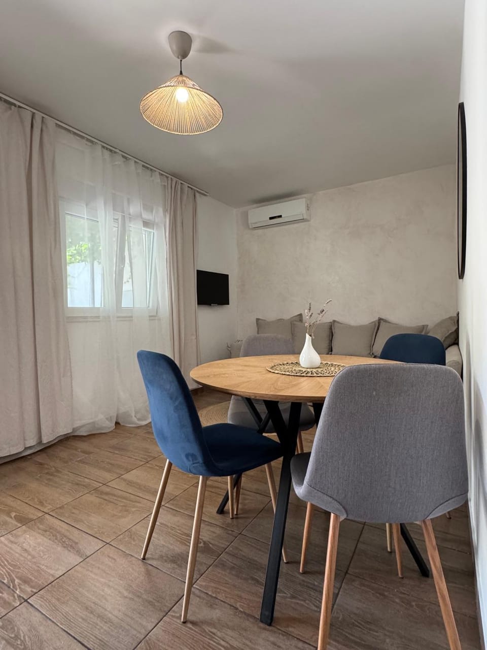 TV and multimedia, Living room, Seating area, Dining area, air conditioner