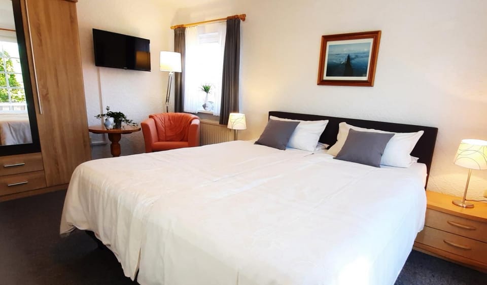 Bed, TV and multimedia, Photo of the whole room, Bedroom