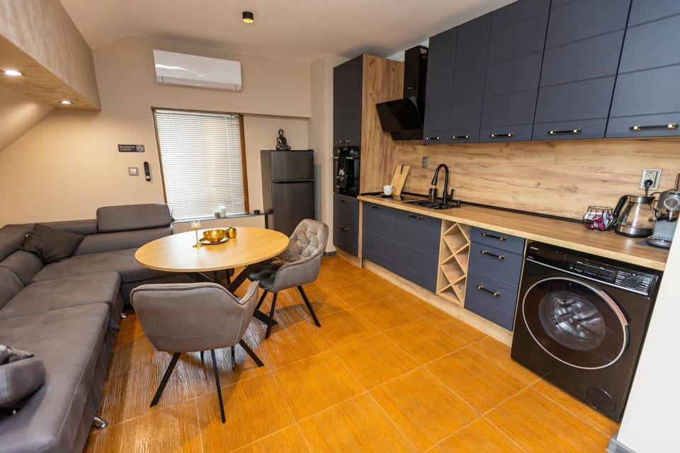 TV and multimedia, Coffee/tea facilities, Kitchen or kitchenette, Living room, Dining area, pet friendly, air conditioner