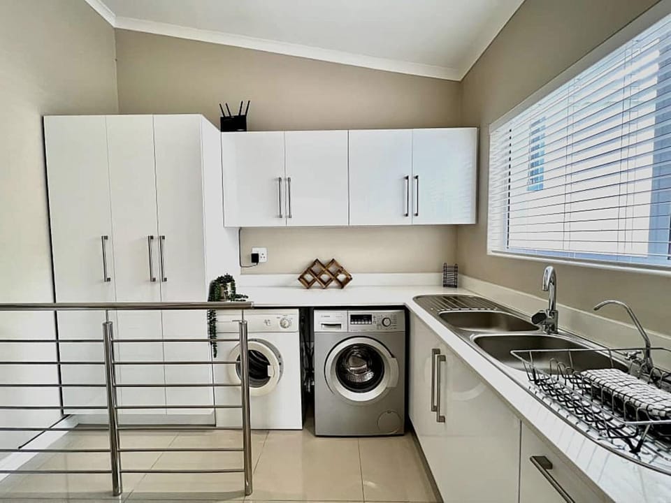 Kitchen or kitchenette, washing machine, dryer