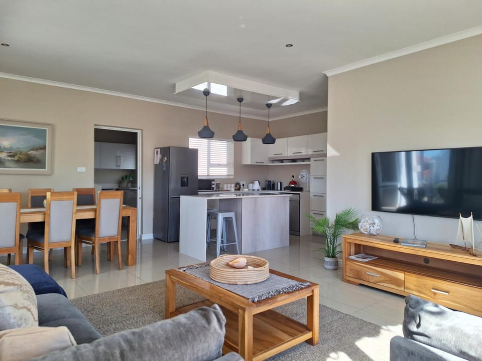 TV and multimedia, Kitchen or kitchenette, Living room, Dining area