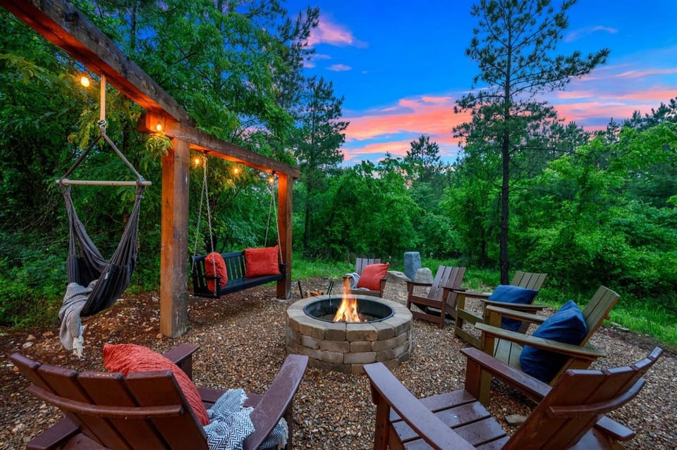 Stayhocha luxury Cabin, Playset, Mini Golf Cabin in Broken Bow