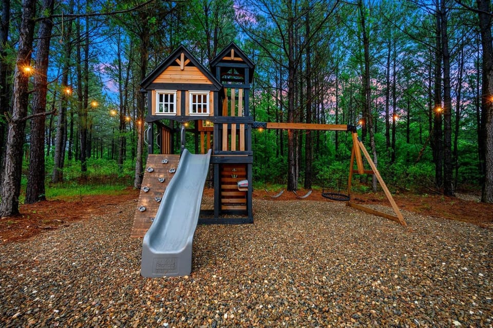 Stayhocha luxury Cabin, Playset, Mini Golf Cabin in Broken Bow