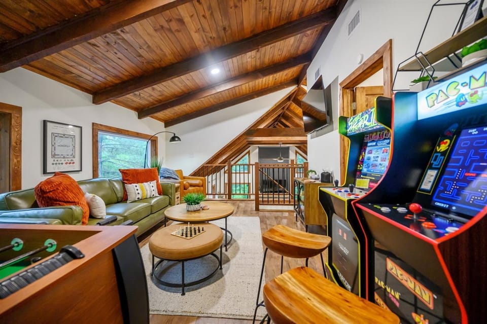 Stayhocha luxury Cabin, Playset, Mini Golf Cabin in Broken Bow