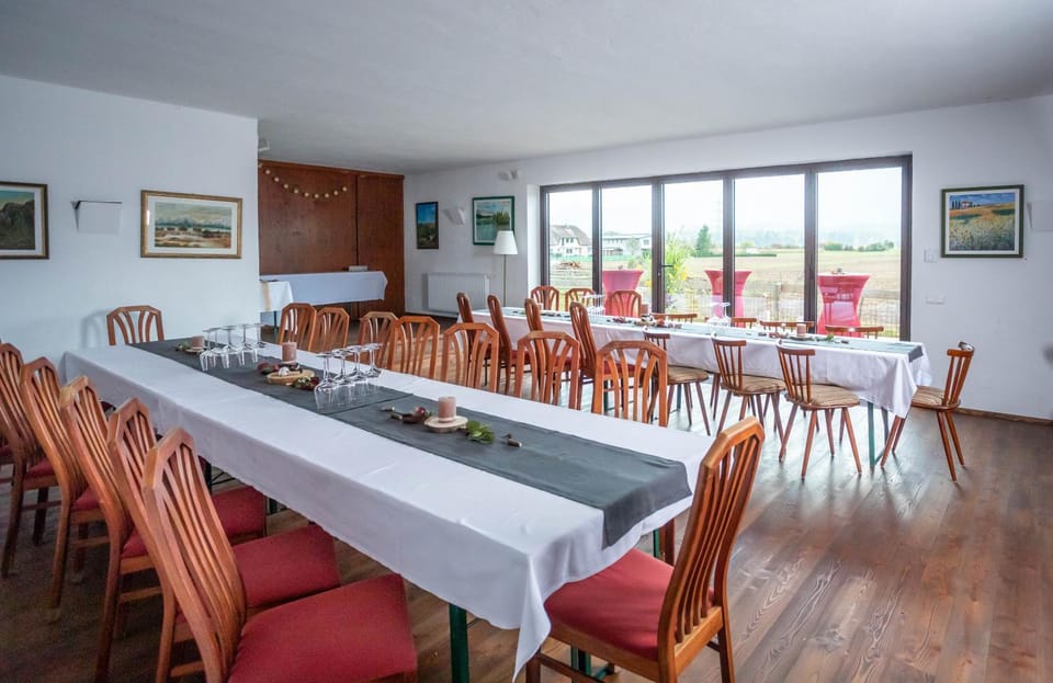 Restaurant/places to eat, Dining area