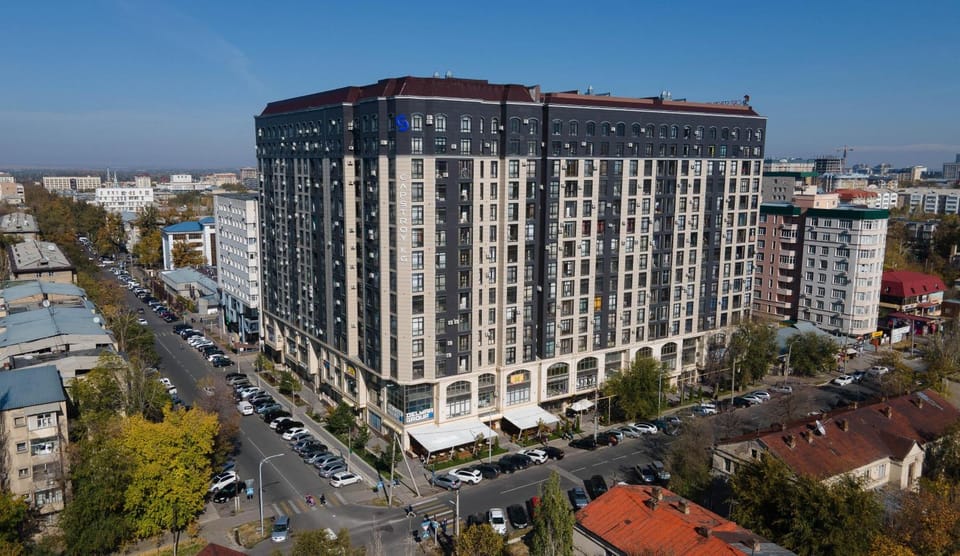 Property building, Day, Neighbourhood, Bird's eye view, City view, Street view, Location, Parking