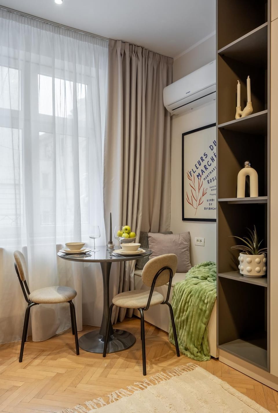 Living room, Seating area, Dining area, air conditioner