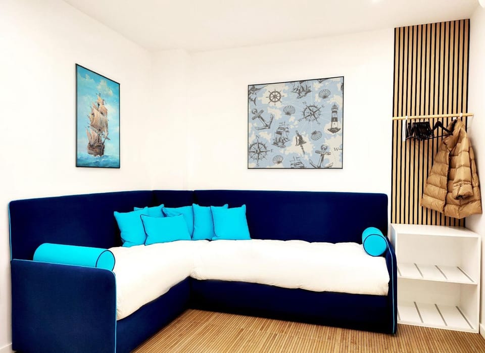 Bed, Living room, Photo of the whole room, Seating area, Bedroom