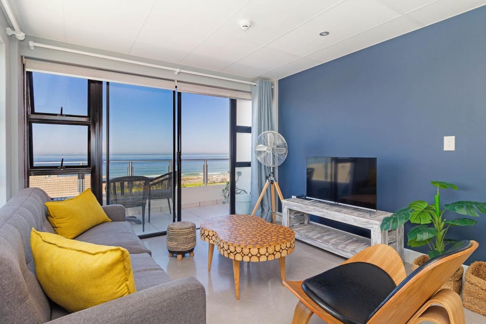 Beachfront Bliss with Pool & Ocean Views Apartment in Cape Town