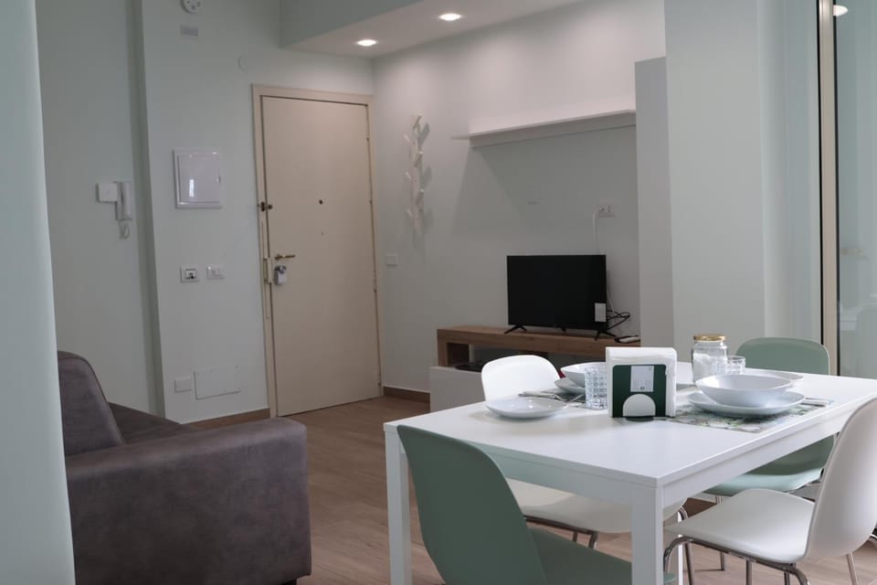 TV and multimedia, Kitchen or kitchenette, Living room, Seating area, Dining area
