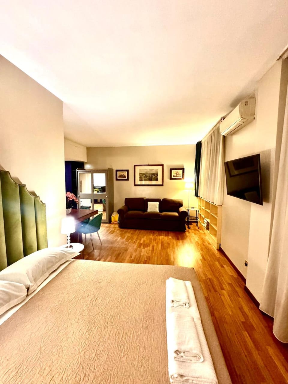 Communal lounge/ TV room, Bed, TV and multimedia, Living room, Photo of the whole room, Seating area, Evening entertainment, Bedroom, air conditioner