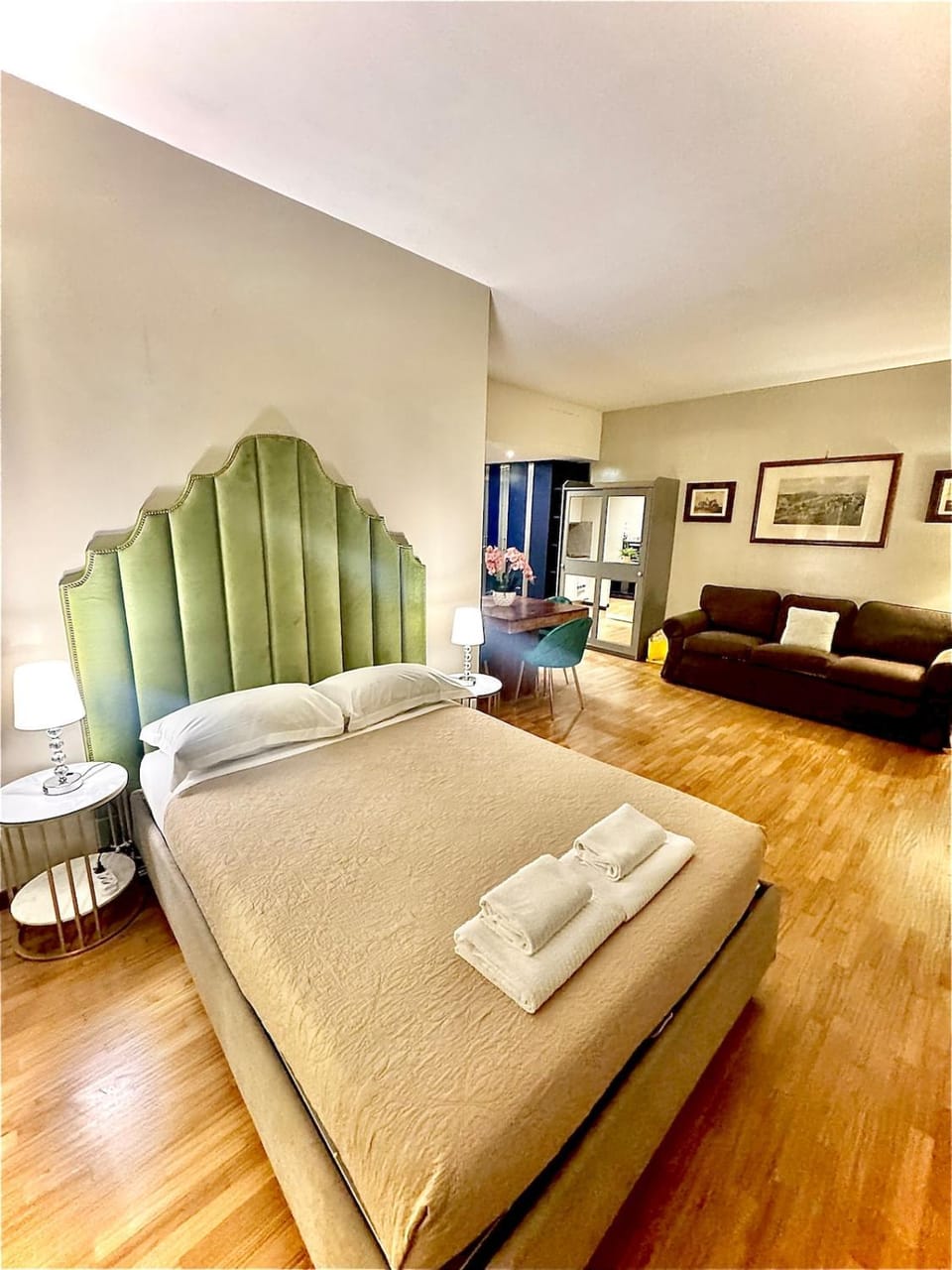 Bed, Living room, Photo of the whole room, Seating area, Bedroom, towels