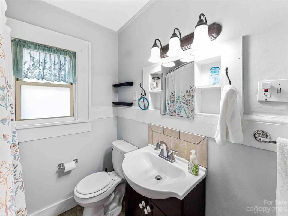 Cheerful Cottage Retreat with Quick Downtown Access Country House in Woodfin