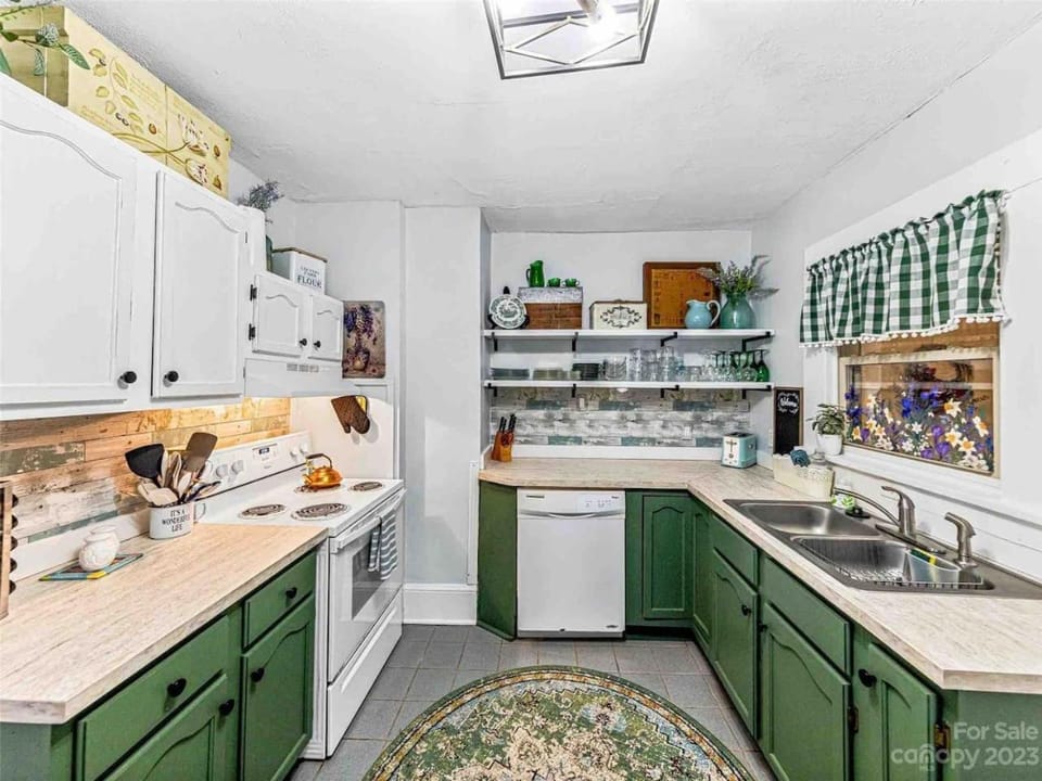 Cheerful Cottage Retreat with Quick Downtown Access Country House in Woodfin