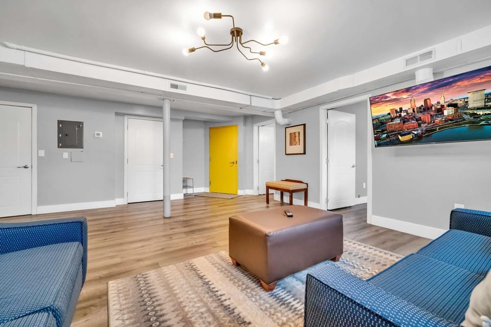 Cle Suites 3BR 2BA 5 min Walk to Cle Clinic Unit 1 Apartment in Cleveland Heights