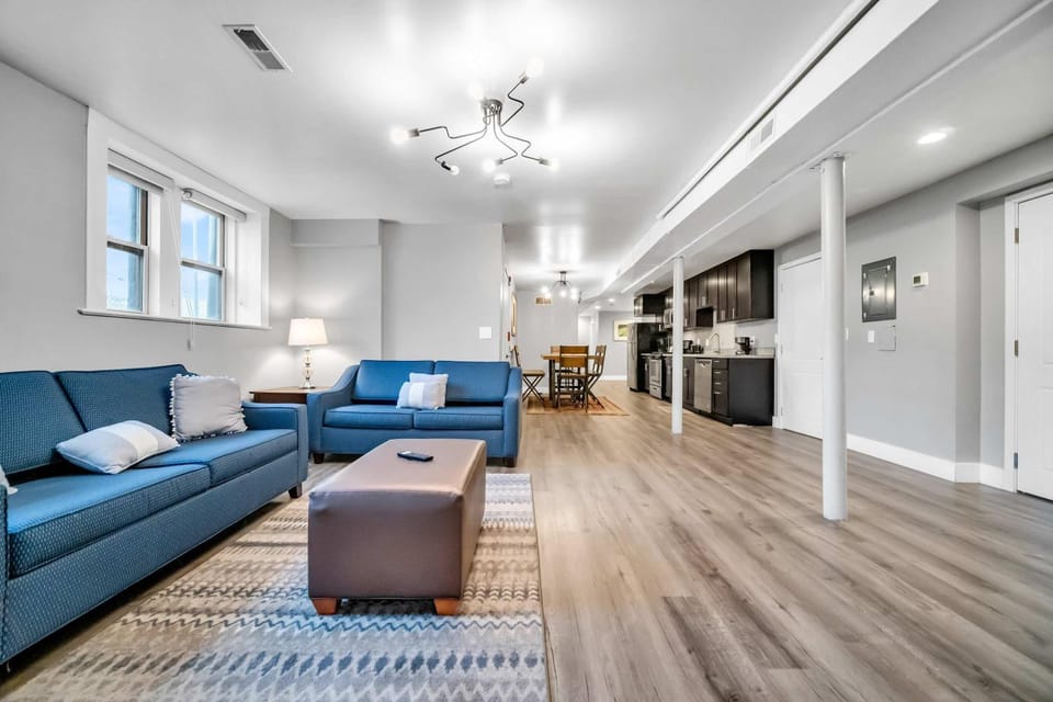 Cle Suites 3BR 2BA 5 min Walk to Cle Clinic Unit 1 Apartment in Cleveland Heights