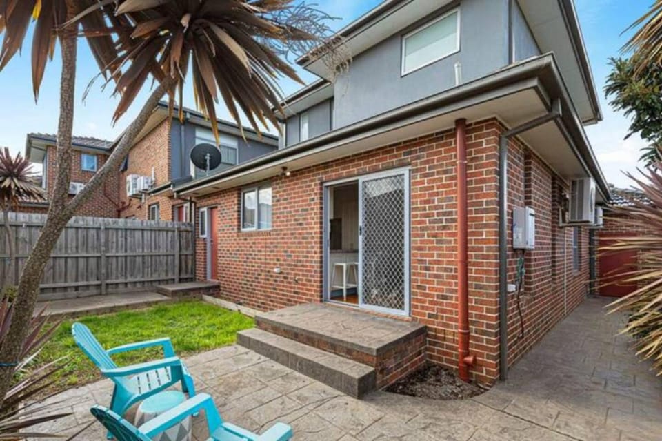 Domi Rentals - The Lona Townhouse House in City of Monash