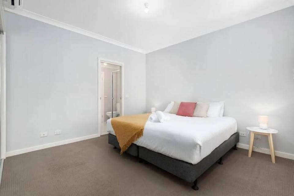 Domi Rentals - The Lona Townhouse House in City of Monash