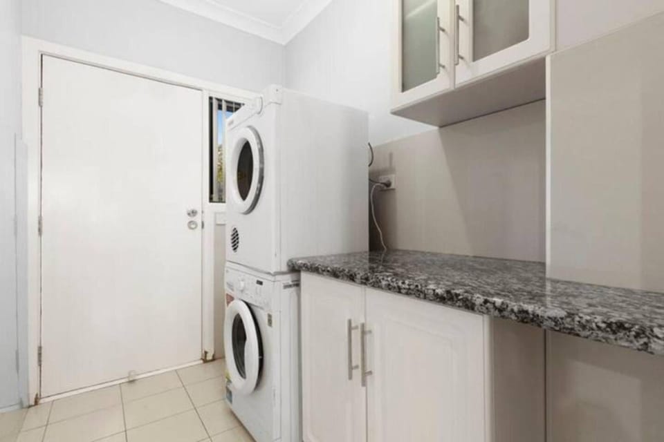 Domi Rentals - The Lona Townhouse House in City of Monash