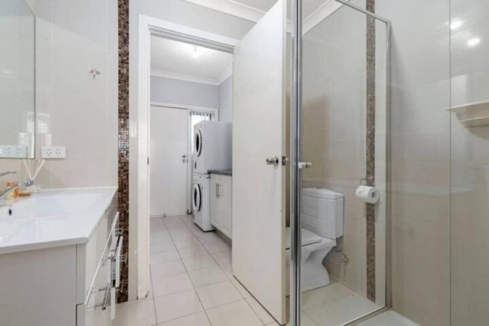 Domi Rentals - The Lona Townhouse House in City of Monash