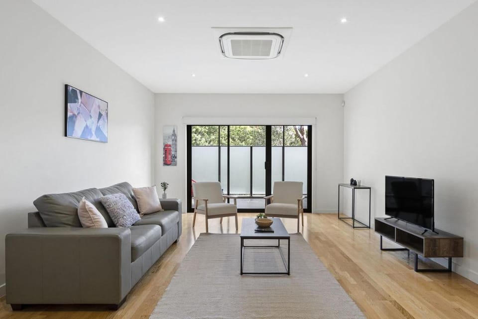 Domi Rentals - The Atkinson Home House in City of Monash