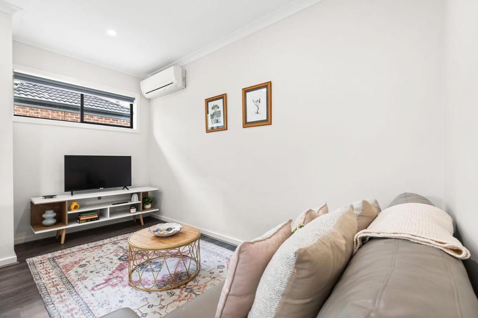 Domi Rentals - The Jaguar Home House in City of Monash