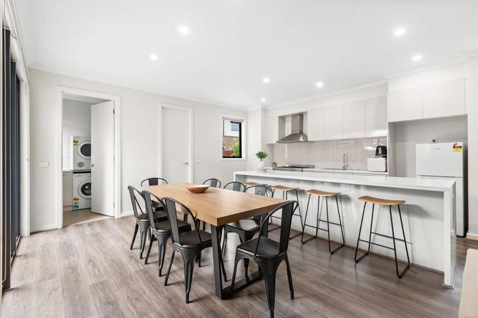 Domi Rentals - The Jaguar Home House in City of Monash