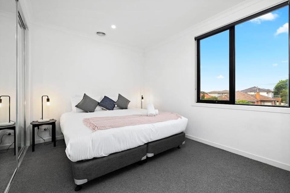 Domi Rentals - The Main Residence House in City of Monash